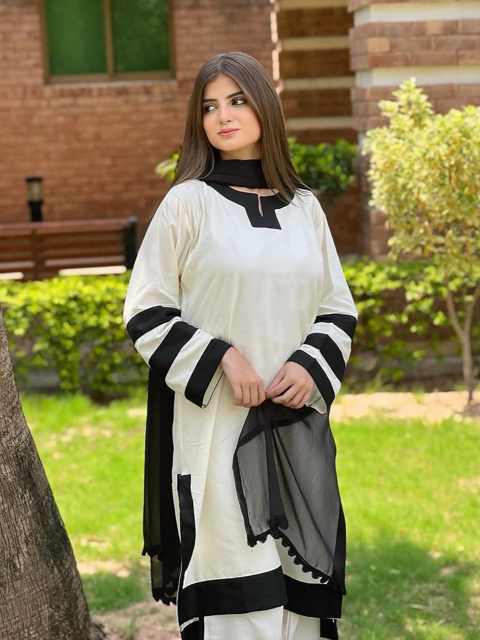 Noraa – Elegant 3-Piece Set with Black Arm Detailing