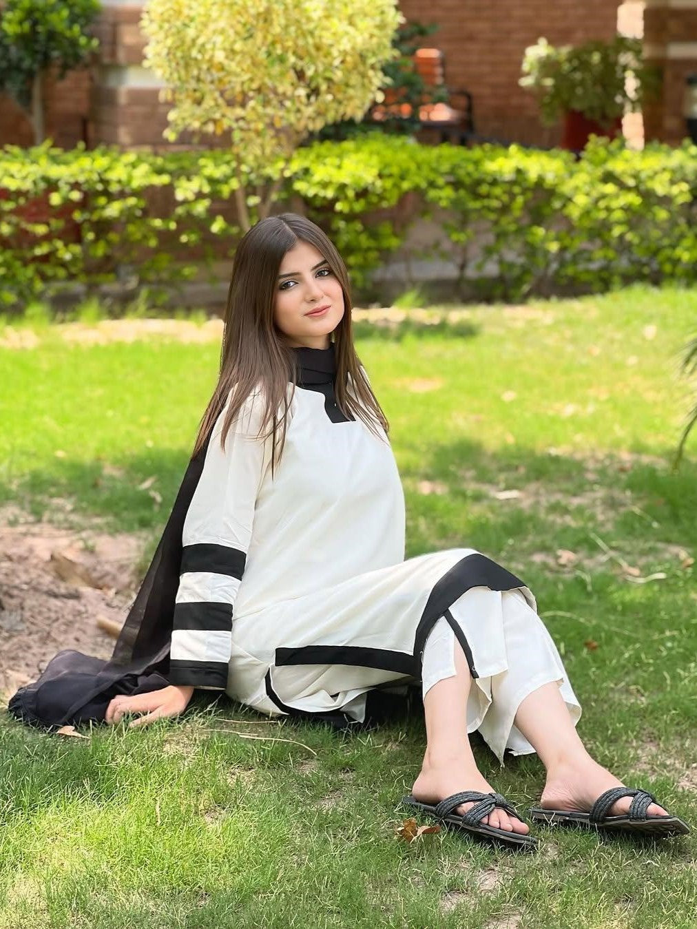 Noraa – Elegant 3-Piece Set with Black Arm Detailing