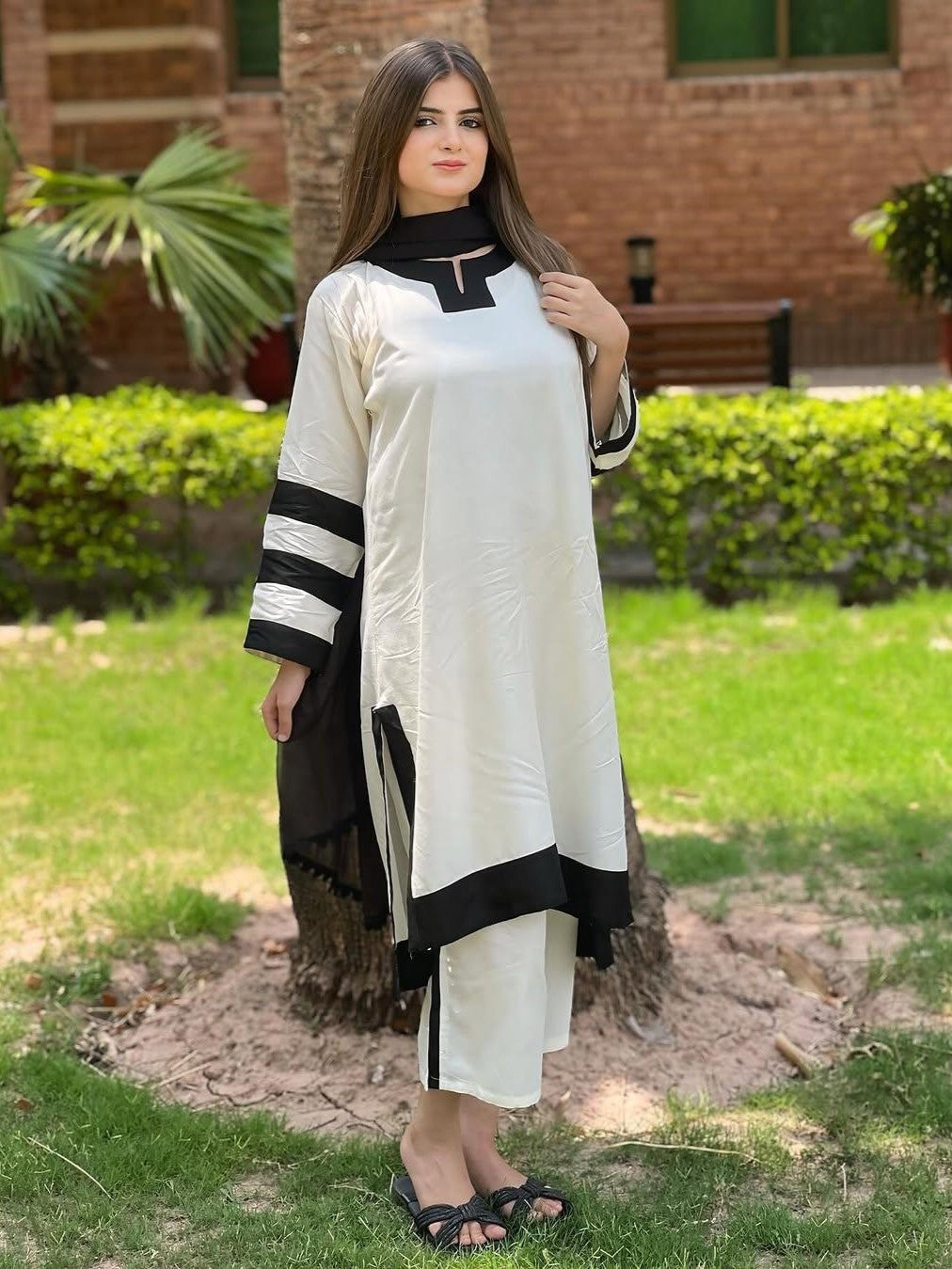 Noraa – Elegant 3-Piece Set with Black Arm Detailing